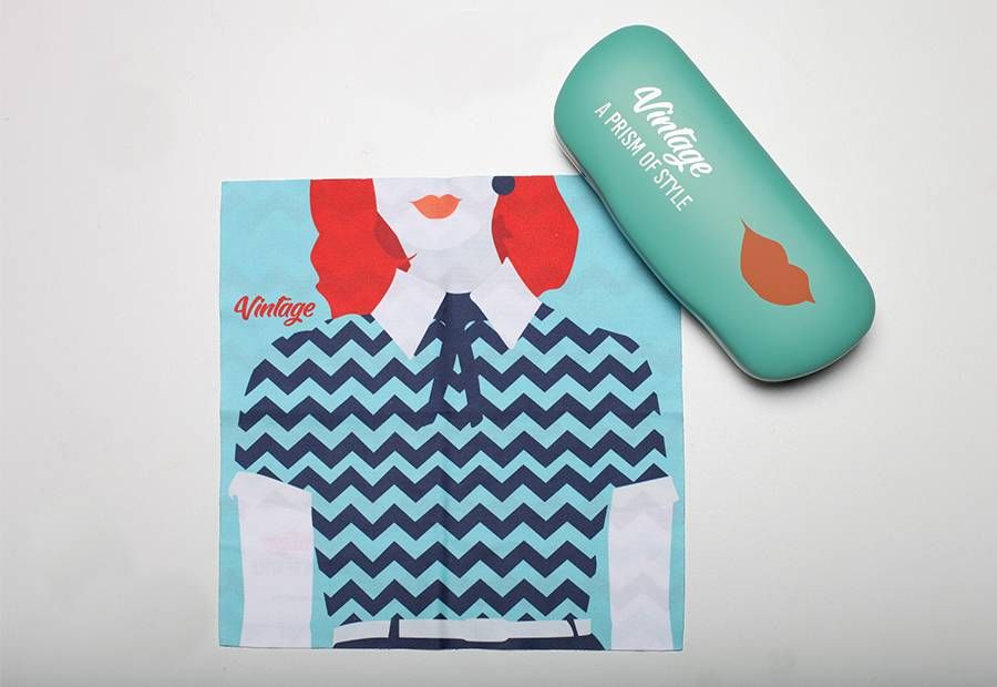 12010202 A prism of style Vintage