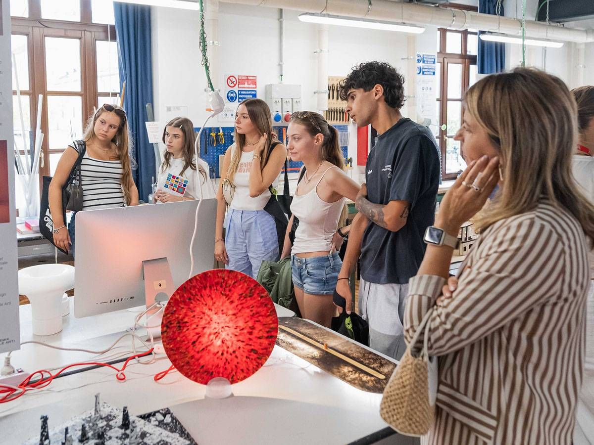 Visita guidata in un laboratorio del campus NABA.