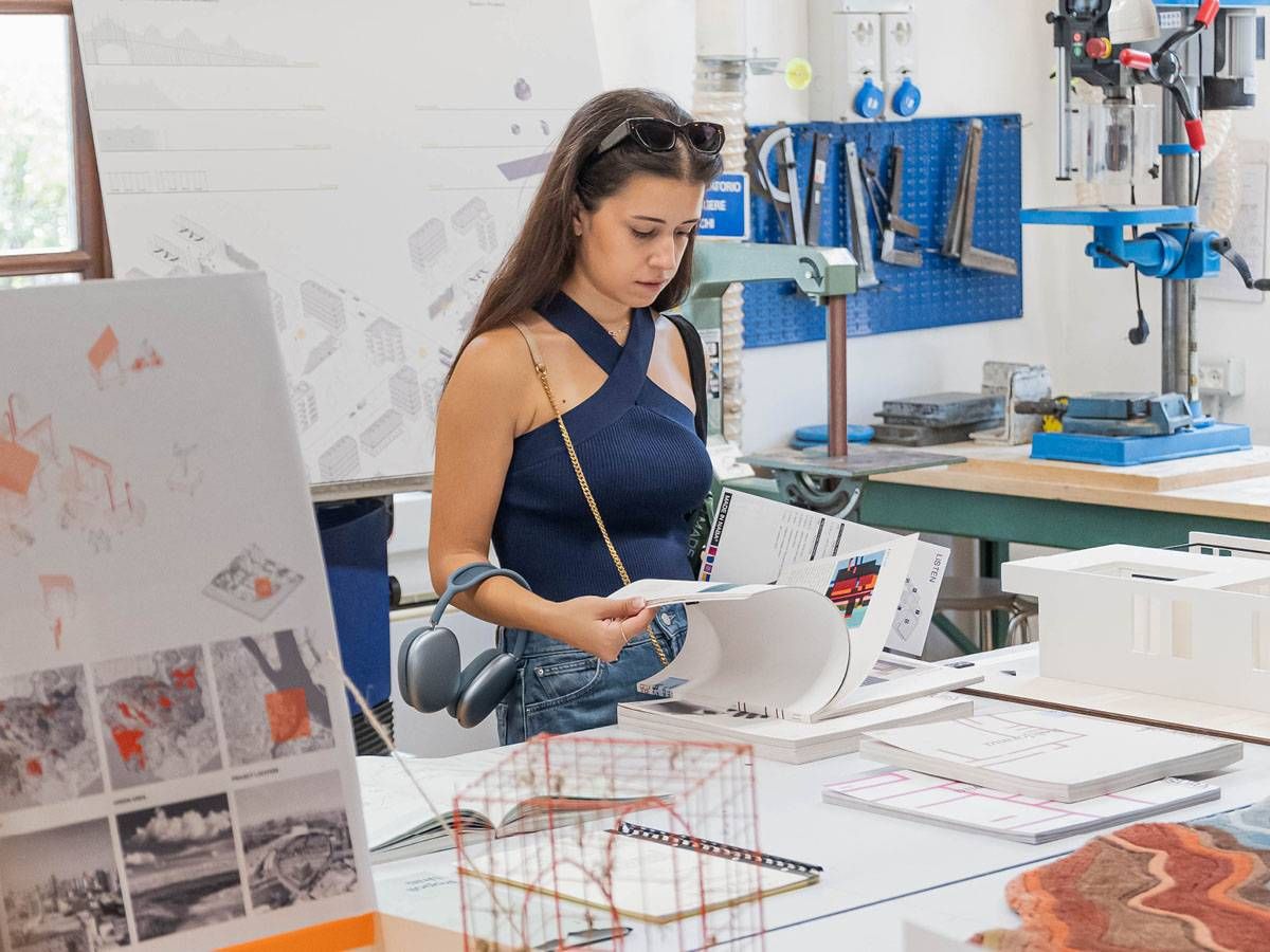 Progetti e strumenti utilizzati dagli studenti NABA osservati da vicino.